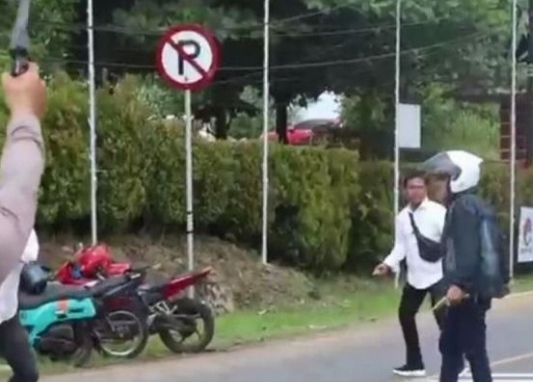 pria-di-bengkulu-serang-polisi-dengan-sajam
