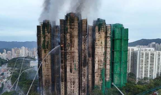 panik-korban-yang-selamat-dari-kebakaran-apartemen-hong-kong
