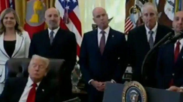 trump-ketiduran-saat-sedang-rapat-kabinet