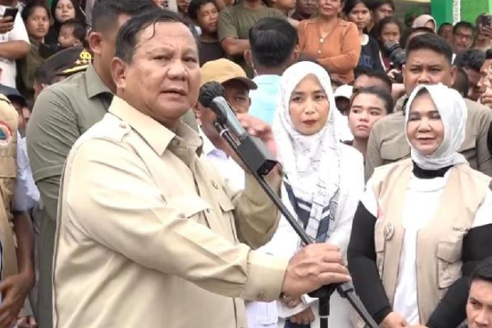prabowo-perkenalkan-seskab-teddy-di-pengungsian-langkat