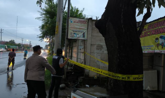 pria-di-pekalongan-tewas-usai-pipis-di-tiang-lampu-jalan