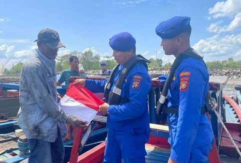 polisi-mengibarkan-bendera-indonesia-di-lautan-dumai