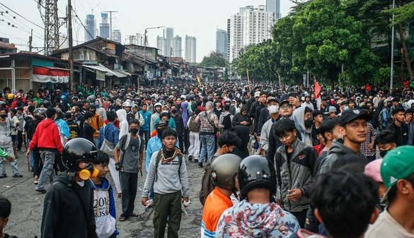 aksi-lempar-batu-dibalas-gas-air-mata-di-pejompongan