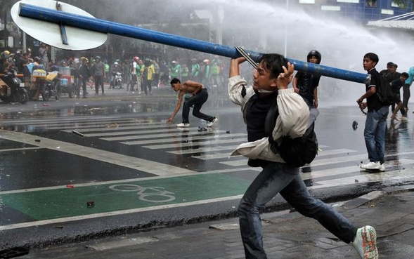 massa-demo-di-medan-melempar-batu-dan-bakar-pos-polisi