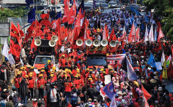para-massa-buruh-melakukan-demo-di-patung-kuda