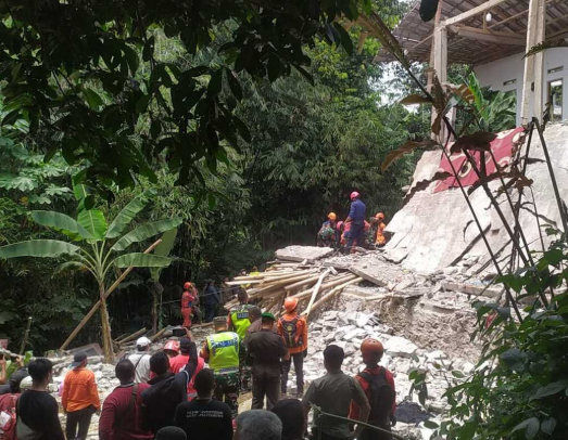 bangunan-di-ciomas-bogor-runtuh-sebabkan-3-orang-tewas