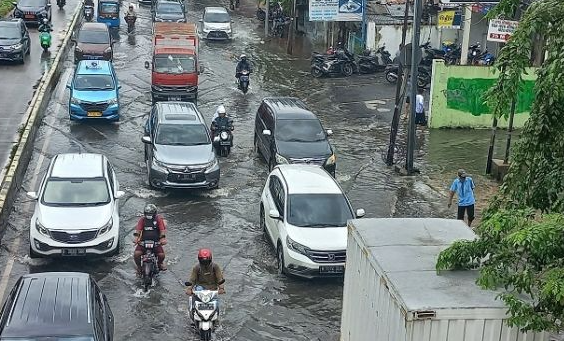 banyak-kendaraan-mogok-di-gunung-sahari-jakpus-usai-banjir