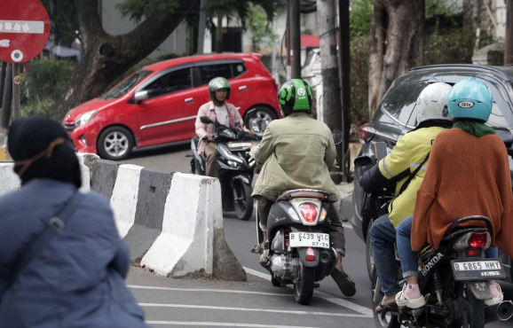 pemotor-ngamuk-usai-dimarahi-karena-lawan-arah