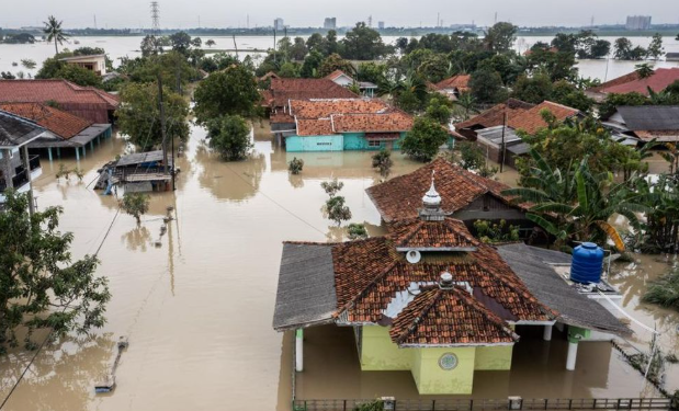Banjir Karawang Masih Menggenang Pekan Ini