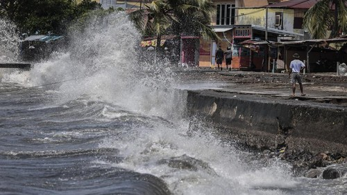 Bali Berstatus Waspada Cuaca Ekstrem dan Gelombang Tinggi